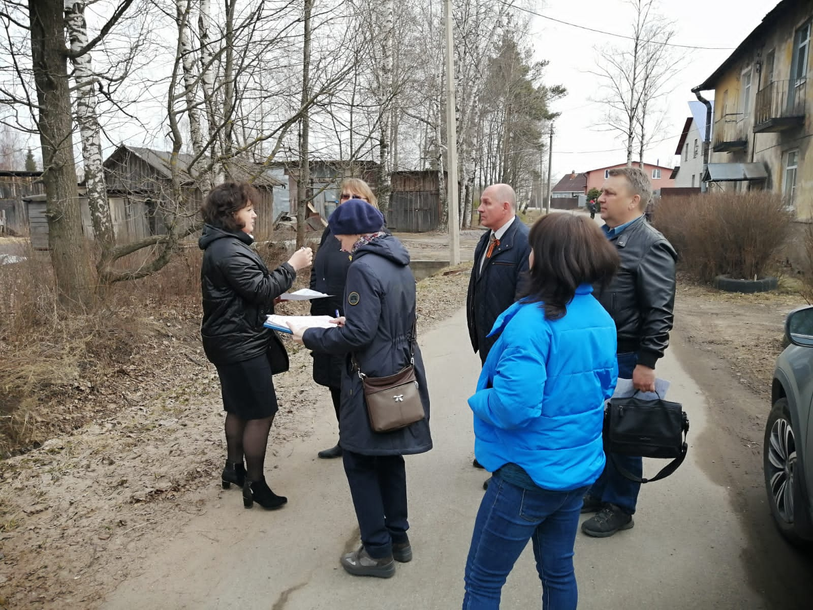 19 апреля по инициативе СПб ГКУ "Управление заказчика" в посёлке Левашово состоялось выездное совещание, в котором также участвовали представители ГУП "Ленсвет", администрации Выборгского района и нашей местной администрации