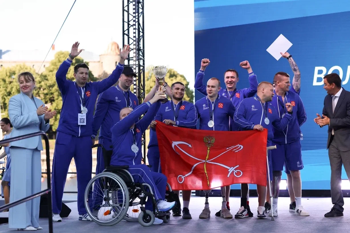 Петербург остается одним из лидеров страны по развитию адаптивного спорта. С 2024 года в Приморском районе работает крупнейший в России Центр адаптивной физической культуры и спорта. Это уникальный комплекс, где проходят реабилитацию участники СВО.