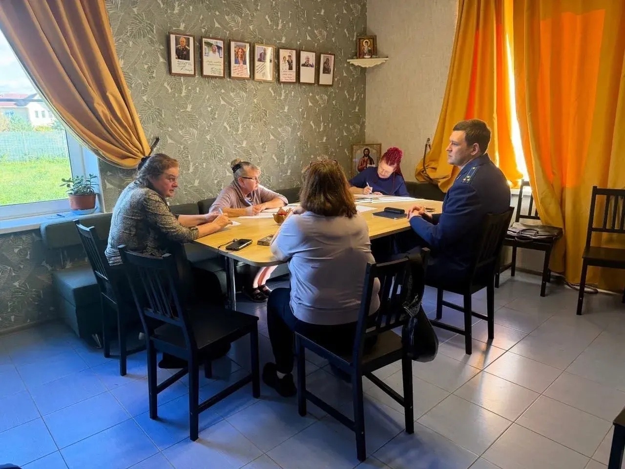 Многодетные родители смогли напрямую обратиться к прокурору района по вопросам оказания мер государственной поддержки, а также взаимодействия с органами опеки и попечительства.