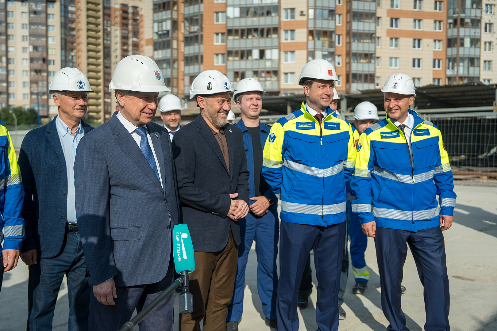 Губернатор и глава городского парламента поблагодарили метростроевцев за работу. Для Петербурга, где развитие метро остается одной из самых чувствительных и ожидаемых тем, это действительно важный рубеж.